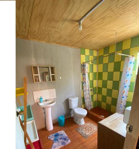 uma casa de banho com um WC e um lavatório em CABAÑA EL QUISCO em El Quisco