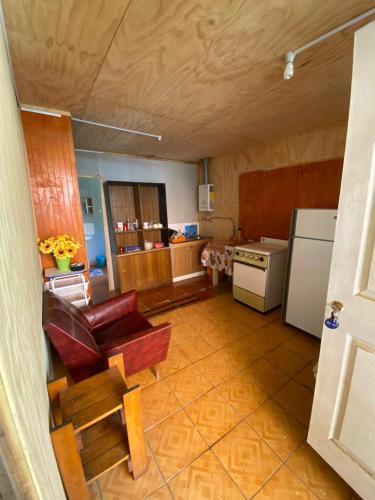 uma cozinha com um sofá e um frigorífico em CABAÑA EL QUISCO em El Quisco