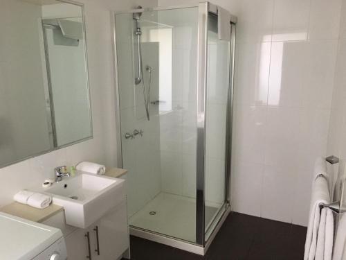 Bilik mandi di Brighton Serviced Apartments