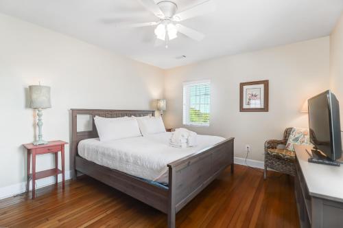 1 dormitorio con 1 cama y TV de pantalla plana en 600 Palm Boulevard en Isle of Palms