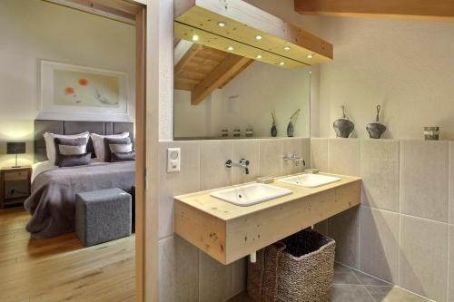 Ένα ή περισσότερα κρεβάτια σε δωμάτιο στο Chalet Les Beliers, The Alpine Chic