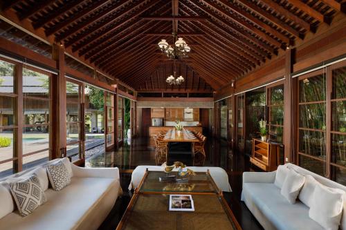 una sala de estar con un sofá y una mesa en Villa Amita by Nakula, en Kerobokan