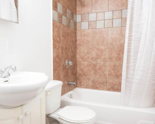uma casa de banho com um lavatório, um WC e uma banheira em Studio apartment with 1 bed - 242 em Montreal