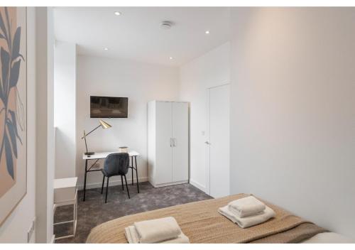 Ένα ή περισσότερα κρεβάτια σε δωμάτιο στο Designer Flat in Prime Location
