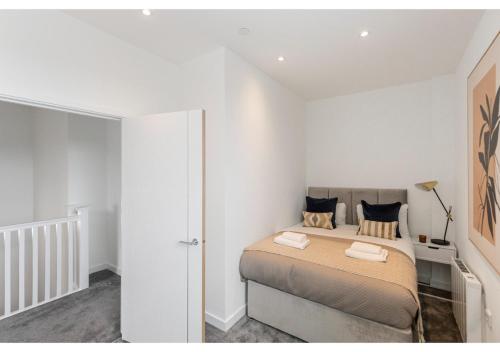 Ένα ή περισσότερα κρεβάτια σε δωμάτιο στο Designer Flat in Prime Location
