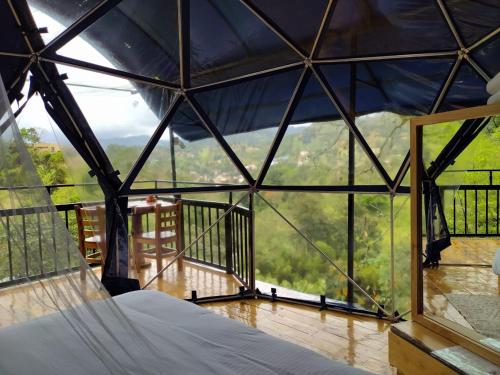 Una habitación con cama en una tienda con vistas en Villas del Rio Glamping, en San Francisco