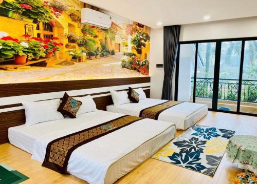 2 camas en una habitación con un cuadro en la pared en Sapphire Villa - Venuestay en Luong Son