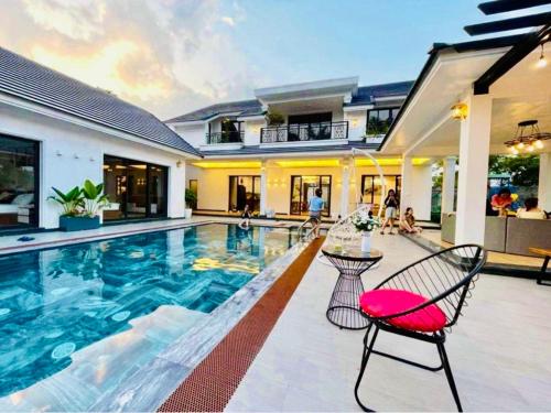 Casa con piscina con mesa y silla en Sapphire Villa - Venuestay en Luong Son
