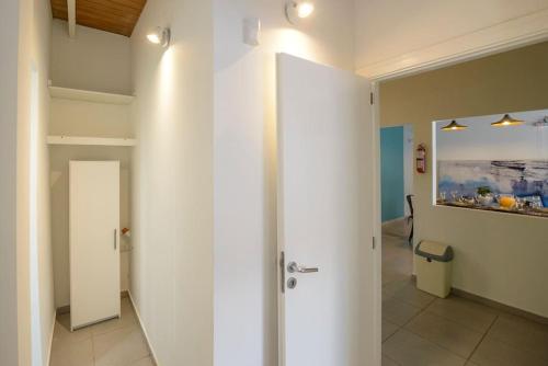 een hal met een deur naar een kamer met een schilderij bij Departamento moderno 6ta sección in La Cieneguita