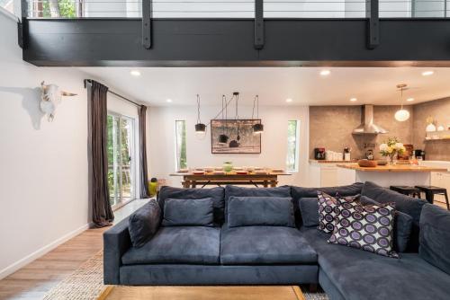 O zonă de relaxare la Modern chalet for 8 people with Fireplace, Hot Tub and nearby Skiing