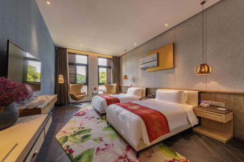 a large bedroom with a large bed and a desk at Nanxianglou Art Hotel in Shenzhen
