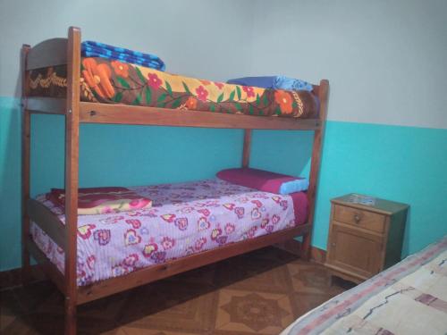 1 Schlafzimmer mit 2 Etagenbetten in einem Zimmer in der Unterkunft HOSTAL LUCERO in Humahuaca