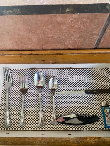 four spoons and forks on a metal grate at Depa a unos minutos de consulado! in Hermosillo