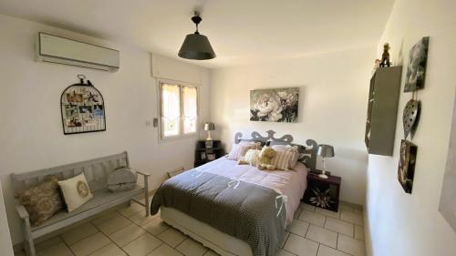 - une chambre avec un lit dans l'angle dans l'établissement Villa Provençale avec piscine privative, à Saint-Cyr-sur-Mer