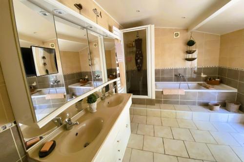 La salle de bains est pourvue de 2 lavabos et d'un grand miroir. dans l'établissement Villa Provençale avec piscine privative, à Saint-Cyr-sur-Mer