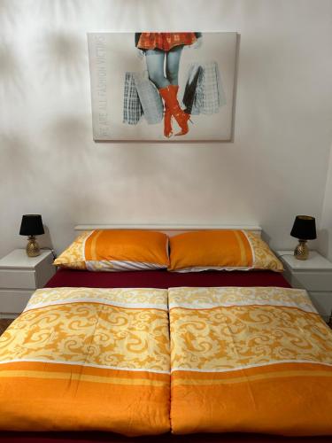 ウィーンにあるアパートメント オペラ 1の壁に絵が描かれたベッドルームのベッド1台
