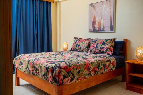 1 dormitorio con 1 cama con un edredón colorido en Coco - Two bedroom hideaway, en Nadi