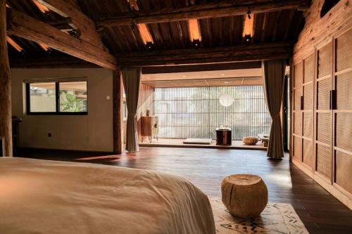 um quarto grande com uma cama e uma janela grande em Ting Jian Empty Yard Pastoral Design Residential Dali Shop em Dali