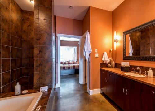 A bathroom at Crooked Tree Guest Suites