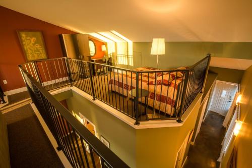 uma vista superior de uma escada numa casa em Crooked Tree Guest Suites em Penticton
