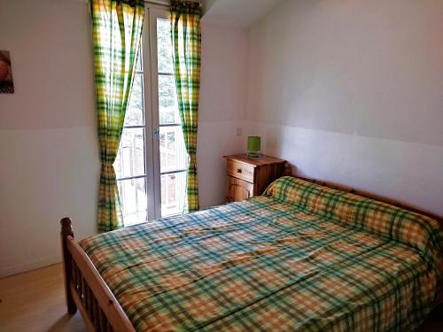 une chambre avec un lit et une fenêtre dans l'établissement Maison avec piscine chauffée, à 500m de la plage et proche forêt - Terrasse, vélos inclus - FR-1-652-3, à Saint-Hilaire-de-Riez