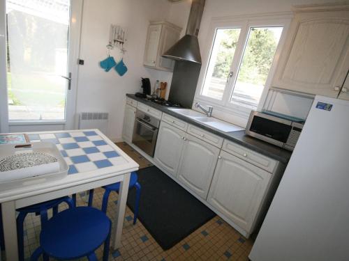 La cuisine est équipée d'un comptoir, d'un évier et d'un réfrigérateur. dans l'établissement Villa indépendante avec jardin clos, proche plage et commerces - FR-1-22-303, à Longeville-sur-Mer