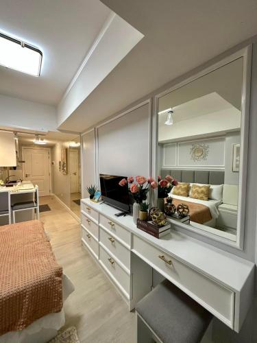 - une chambre avec un grand miroir et un lit dans l'établissement Monaco 1011 Azure North Pampanga - Nuliv, à Maimpis