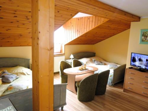 Habitación con 2 camas, mesa y sillas en Comfortable holiday home for 12 people, Ko czewo, en Kołczewo