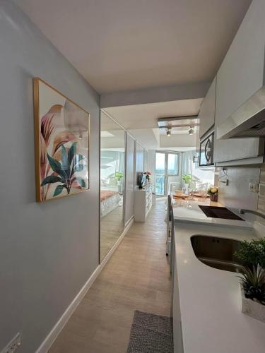 cocina con fregadero y encimera en Monaco 1011 Azure North Pampanga - Nuliv en Maimpis