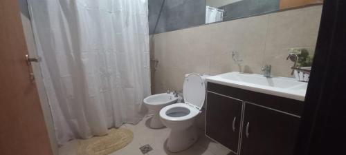 a bathroom with a toilet and a sink at Dpto Tiempo Presente in Colón