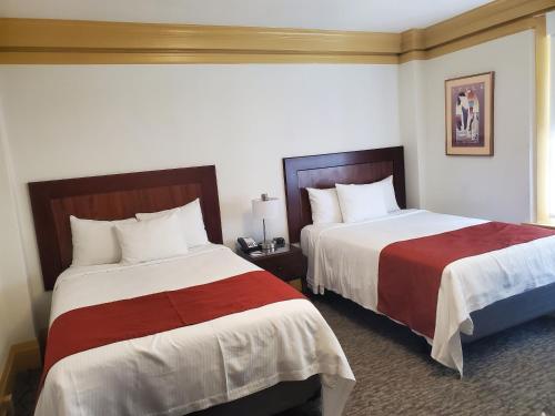 a hotel room with two beds with red and white sheets at Relaxing Stay at Executive Hotel San Francisco in San Francisco