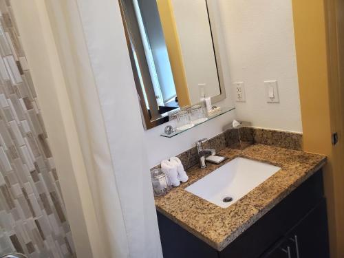 W łazience znajduje się umywalka i lustro. w obiekcie Relaxing Stay at Executive Hotel San Francisco w mieście San Francisco
