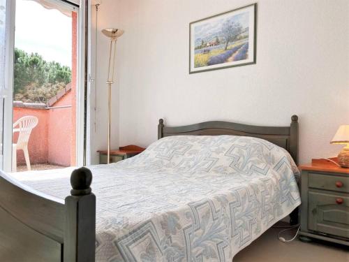 une chambre avec un lit, une table et une fenêtre dans l'établissement Appt Climatisé avec Piscine, 6 Couchages, Proche Plage, 2 Terrasses, Parking – Le Lavandou - FR-1-251-551, au Lavandou