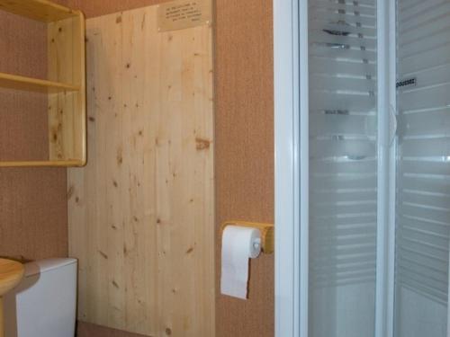 une salle de bain avec des toilettes et un rouleau de papier toilette dans l'établissement Studio 2/3 pers. Centre de Montgenèvre avec jardinet, parking et casier à skis - FR-1-266-222, à Montgenèvre