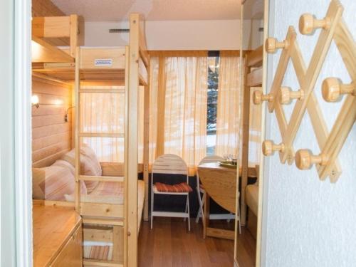 Cette petite chambre comprend des lits superposés et un bureau. dans l'établissement Studio 2/3 pers. Centre de Montgenèvre avec jardinet, parking et casier à skis - FR-1-266-222, à Montgenèvre