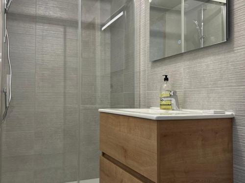 une salle de bain avec un lavabo et une douche dans l'établissement Chaleureux duplex aux Gets - Proche des pistes et des commerces, 8 couchages, WiFi, parking inclus - FR-1-623-355, aux Gets