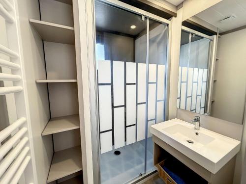 une salle de bain avec un lavabo et une douche dans l'établissement Chalet Moderne 4 Pers. - Piscine Chauffée - Proche Plage et Commerces - FR-1-361-529, à Jullouville
