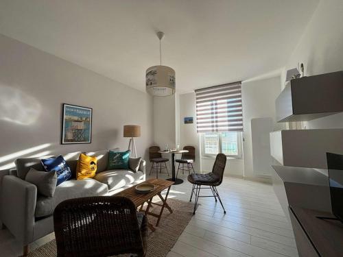 un salon avec un canapé et une table dans l'établissement Appartement T2 en bord de mer à Pontaillac - 4 pers, cuisine équipée, WiFi, proche commerces - FR-1-494-168, à Royan