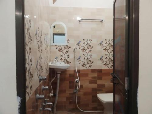 y baño con ducha, lavabo y aseo. en Hotel Atithi Satkar , Gobarsahi, en Muzaffarpur