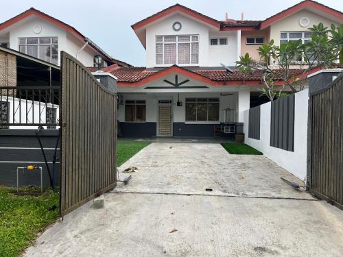 dom z bramą przed nim w obiekcie Al-Ahsan Homestay w mieście Pasir Gudang