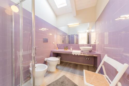 Baño púrpura con aseo y lavamanos en Chipieri, en Piobbico
