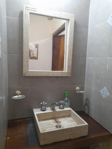 y baño con lavabo y espejo. en Cabaña Lo de Sergio en Colonia Carlos Pellegrini