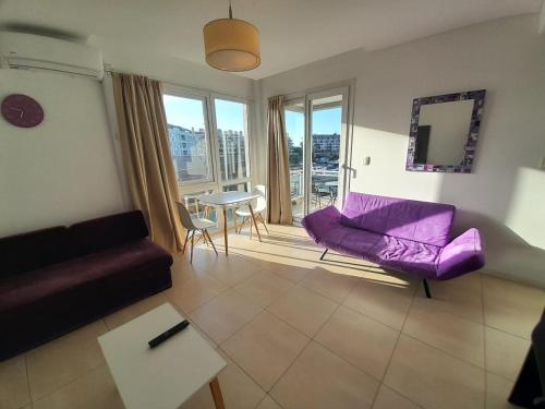 sala de estar con sofá púrpura y mesa en Condo-Apart Nordelta Wyndham- loft en Tigre