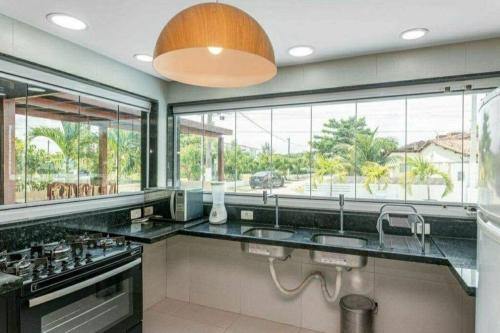 Kuchyň nebo kuchyňský kout v ubytování Lindo chalé em Carneiros com piscina privativa, 4Quartos