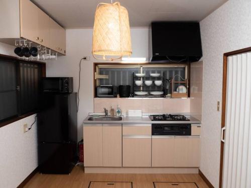 東京的住宿－Lido Urayasu，厨房配有水槽和黑冰箱。