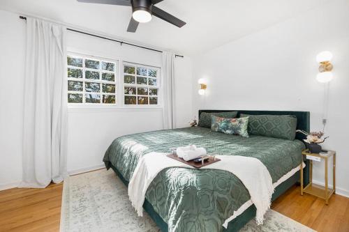 um quarto com uma cama verde e uma janela em Chic, modern retreat, kids&dog friendly, DT Matthews em Charlotte