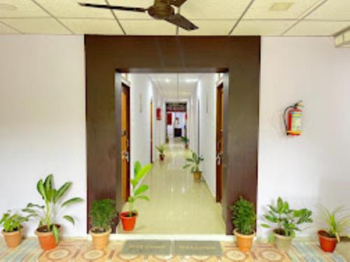 ニール島にあるPurnima Residency , Lakshmanpurの鉢植えの天井のオフィス廊下
