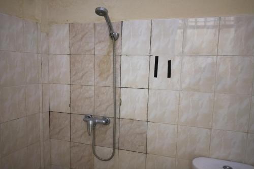 uma casa de banho com uma cabeça de chuveiro em OYO Life 93257 Kos Anugerah em Mataram
