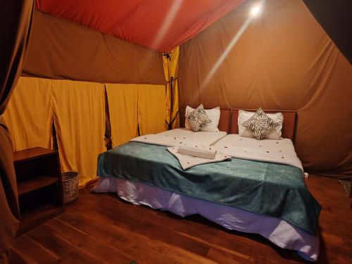 a bedroom with a bed in a tent at Eco Wild Glamping Bambarakanda 