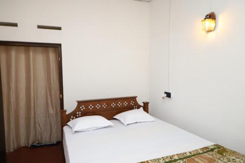 Кровать или кровати в номере Ruchi Villa - Tangalle